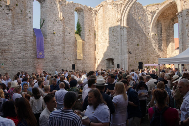 Stor folksamling i ruiner av en gammal byggnad under ett evenemang.