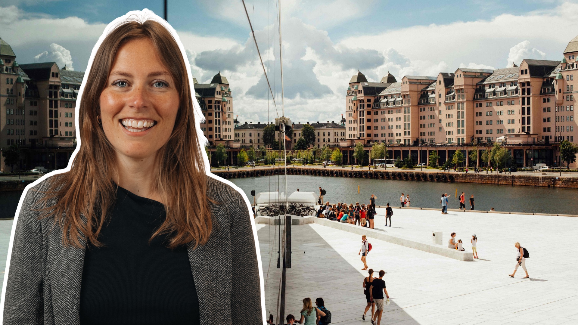 Kvinna ler framför en stadsvy med vatten och byggnader i bakgrunden.