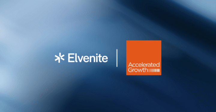Elvenite-logotyp till vänster och Accelerated Growth-logotyp i orange ruta till höger på blå bakgrund.